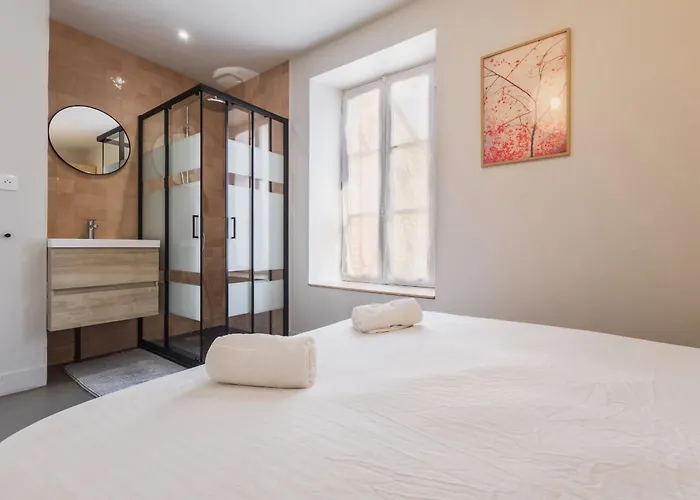 Grande Renovee Avec Parking Et Espace Detente - Fr-1-306-1303 Malville