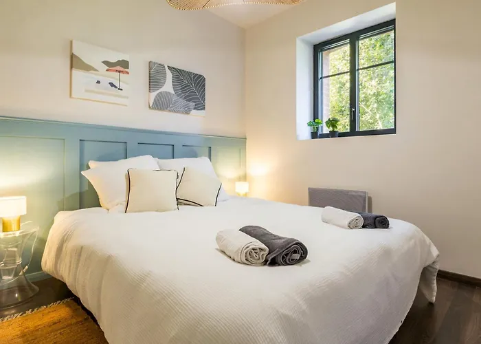 Grande Renovee Avec Parking Et Espace Detente - Fr-1-306-1303 Malville