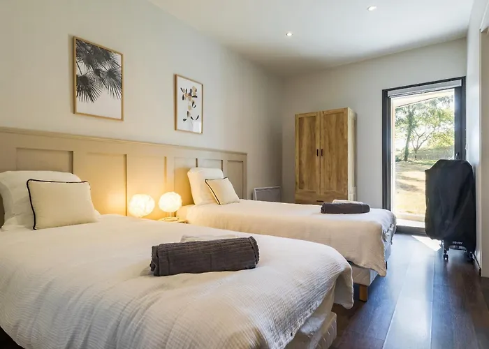 Grande Renovee Avec Parking Et Espace Detente - Fr-1-306-1303 * Malville